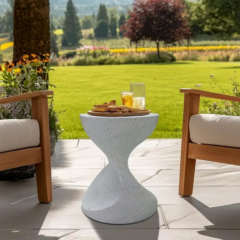 Table d'appoint en béton léger Hourglass