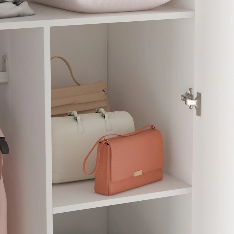 Armoire moderne autonome avec étagères et penderie