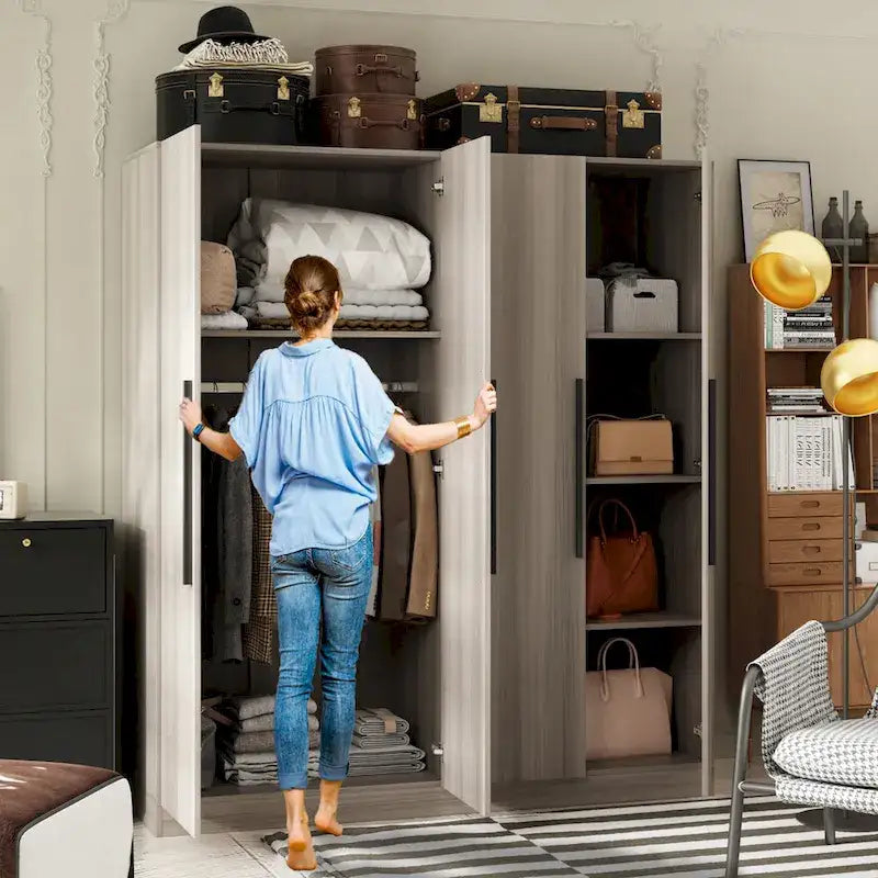 Armoire moderne autonome avec étagères et penderie