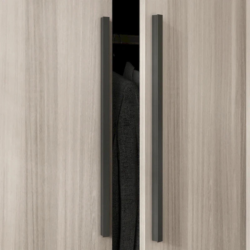 Armoire moderne autonome avec étagères et penderie