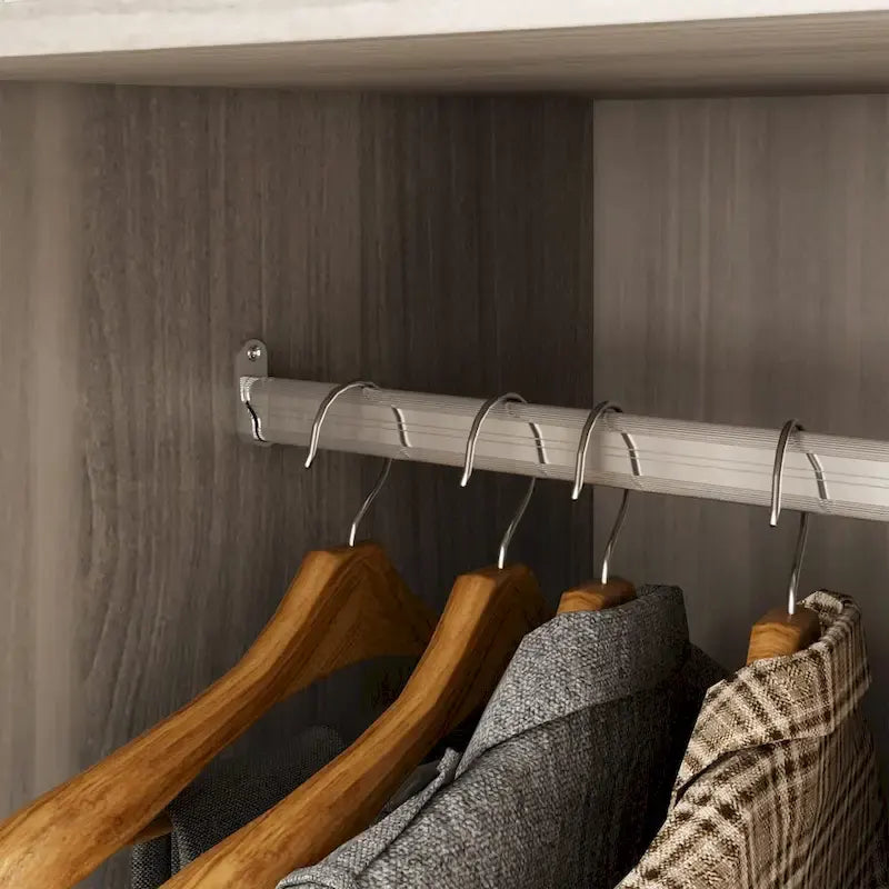Armoire moderne autonome avec étagères et penderie